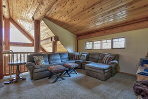 Smart TV, chimenea, reproductor de DVD y libros 