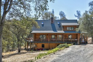 Exterior - Beautiful spacious luxury Log Home on 6 acres with 30 foot ceilings and Creek (Browns Valley)