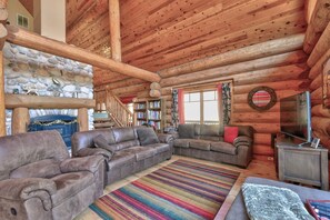 Smart TV, chimenea, reproductor de DVD y libros 