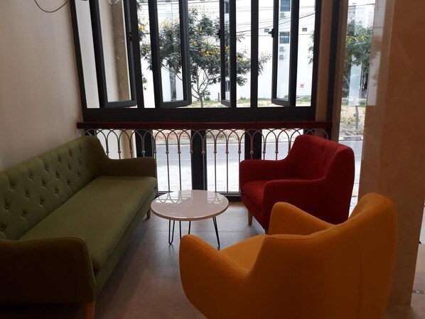 32-inch flat-screen TV with cable channels, TV - Tabii hotel (Da Nang)