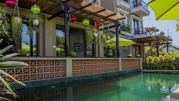 Utendørsbasseng, bassengparasoller og solsenger