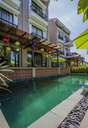 Outdoor pool, open 7:00 AM to 10 PM, pool umbrellas, sun loungers - Hoi An Silk River Villa (Da Nang)