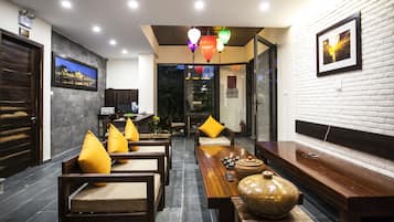 Studio Comfort, 1 kamar tidur, balkon, pemandangan sungai | Resepsionis