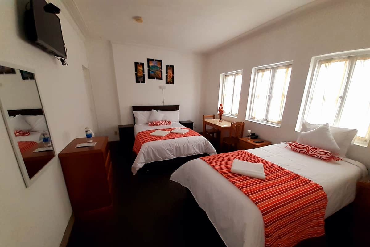 habitacion triple, 1 cama queen y una cama individual, baño privado | Minibar, muebles diferentes y escritorio