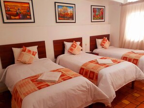 Family Triple Room, 3 Twin Beds, Non Smoking, Private bathroom | Een minibar, individueel gemeubileerd, een bureau, een laptopwerkplek