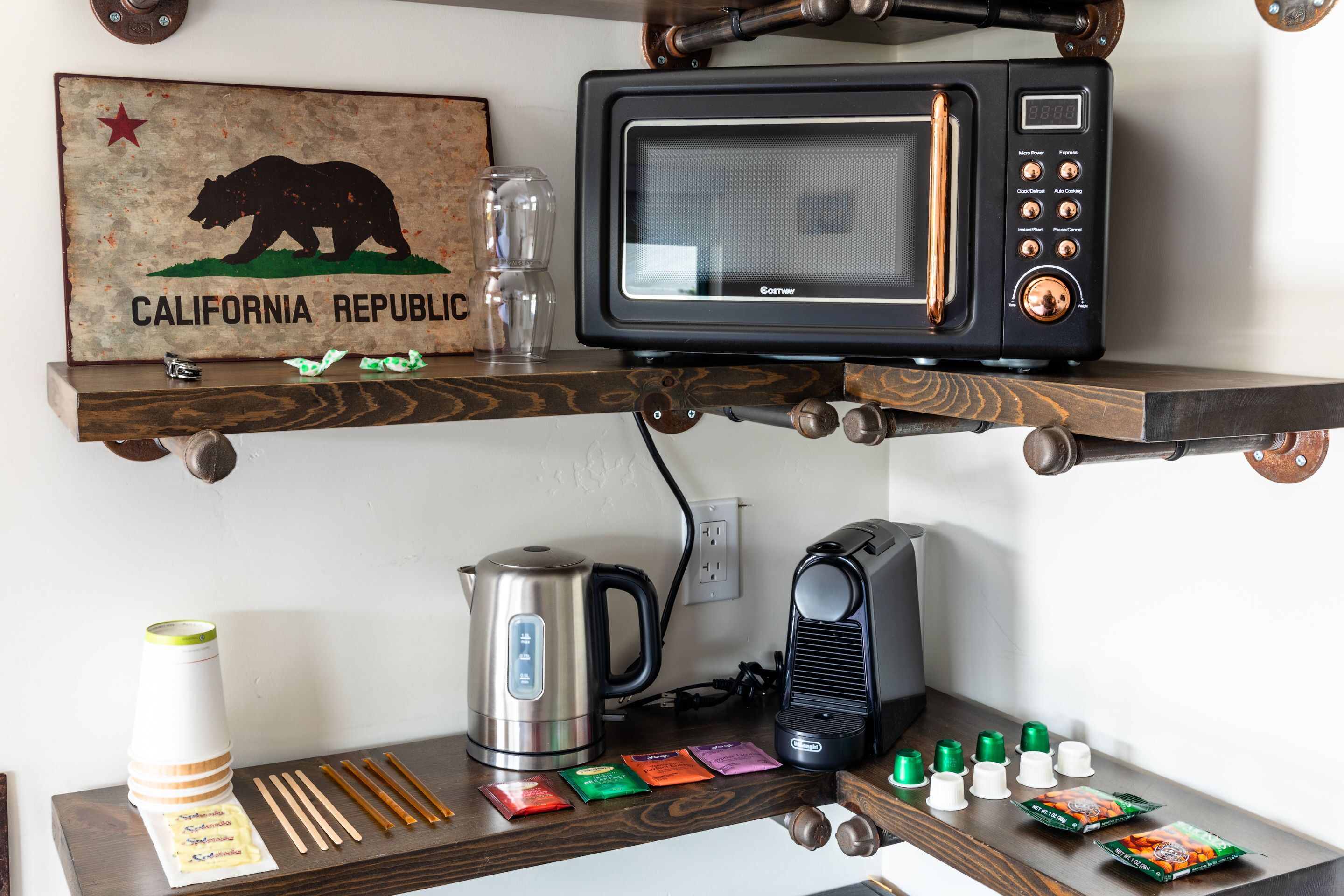 standard room, 1 king bed | 1 bedroom, individually decorated, individually furnished