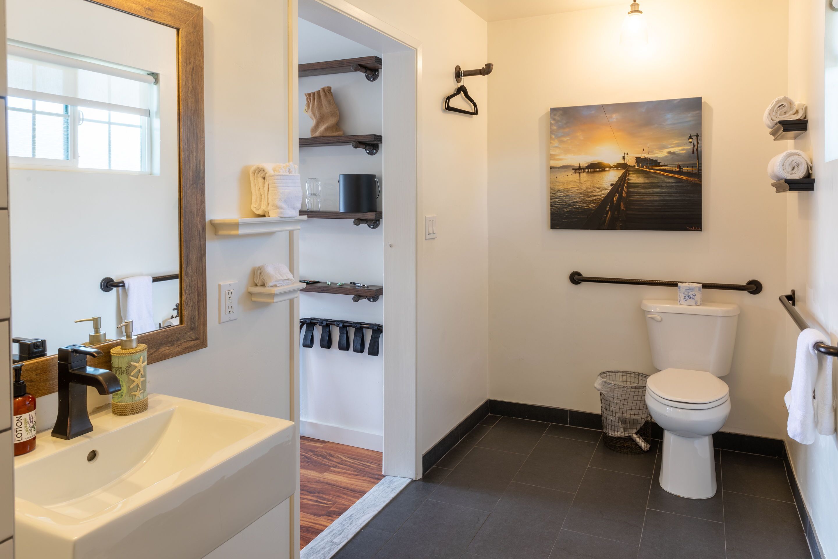 basic room, 1 king bed, accessible | bathroom | shower, eco-friendly toiletries, hair dryer, towels