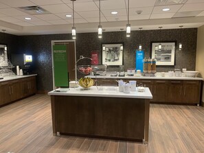 Café da manhã com buffet grátis todos os dias