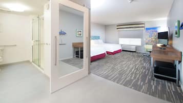 Habitación, 2 camas Queen size (3x3 Shower, Mobility & Hearing) | Escritorio, cortinas blackout y tabla de planchar con plancha