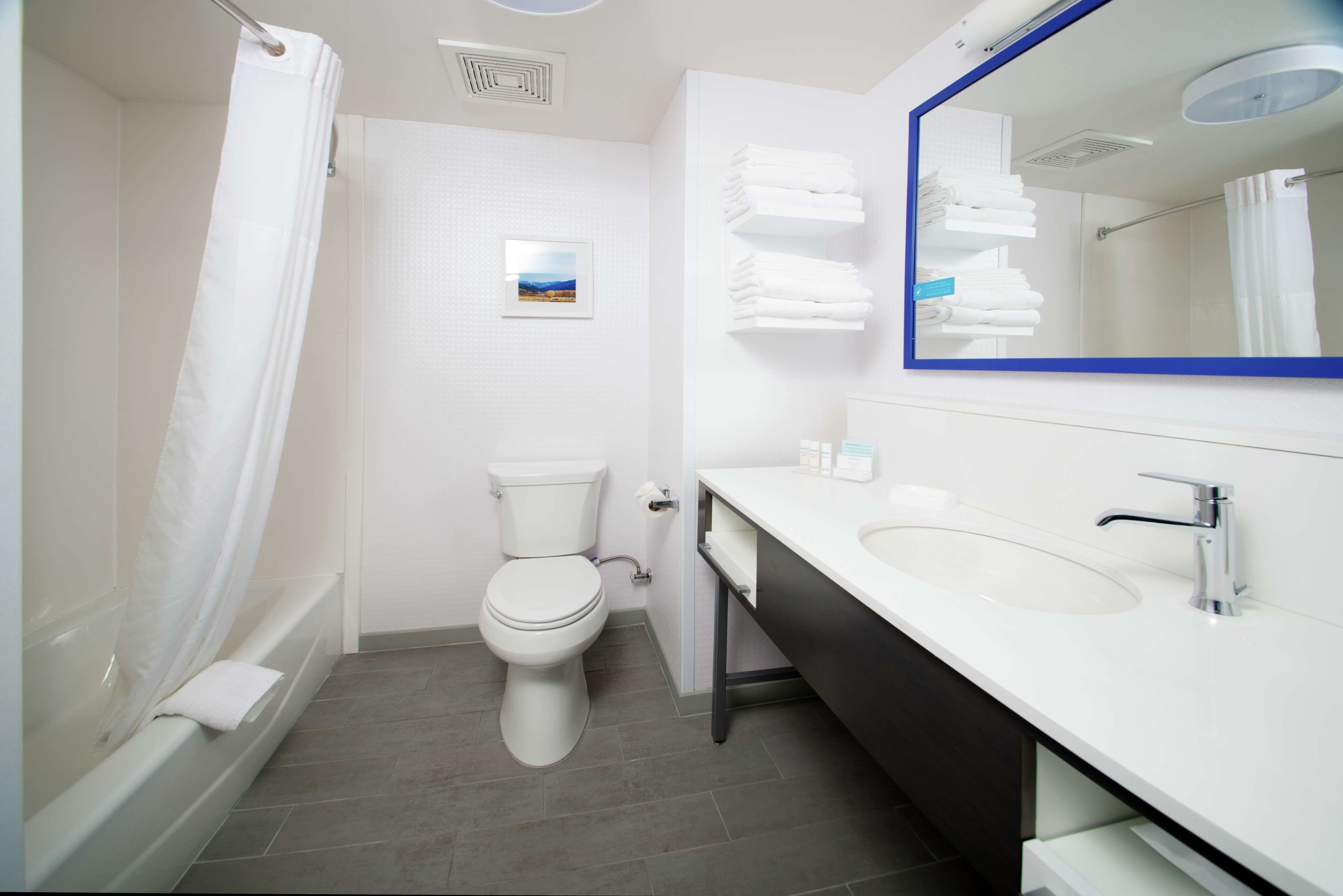 Ein modernes Badezimmer mit Badewanne, Toilette und Waschbecken.