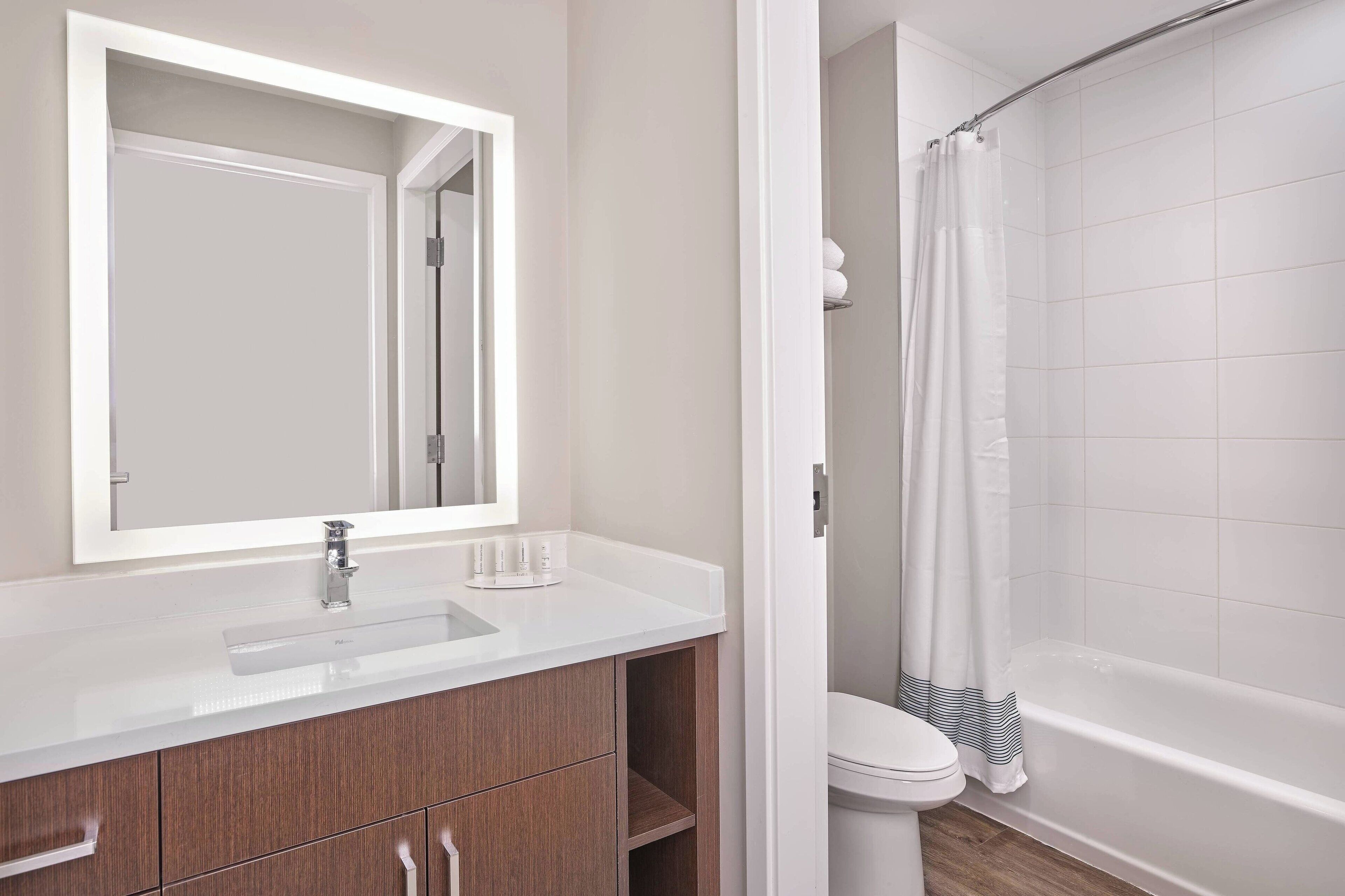 suite, 2 bedrooms | bathroom | combined shower/bathtub, free toiletries, hair dryer, towels