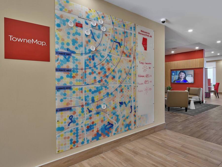 Una pared con un mapa de colores y un letrero que dice "TowneMap".