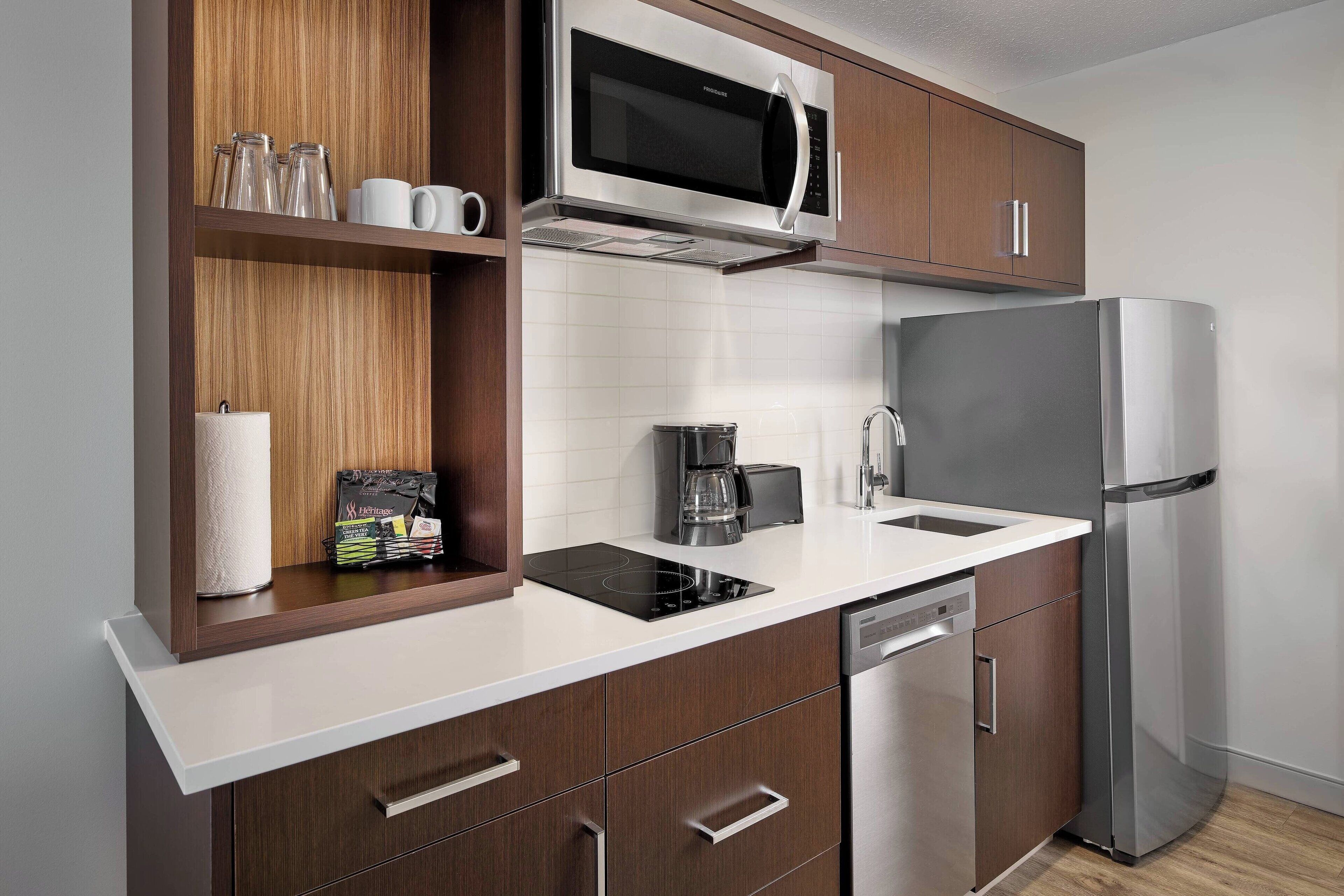 studio, 2 queen beds | private kitchen