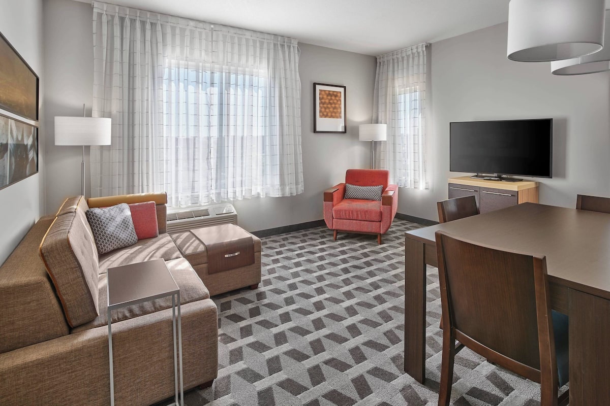 1 bedroom, desk, bed sheets