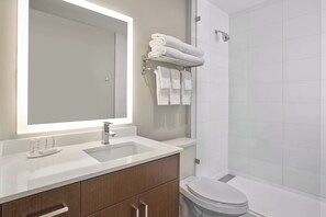 Duschwanne, kostenlose Toilettenartikel, Haartrockner, Handtücher