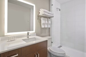 Bañera con ducha, artículos de tocador gratuitos, secador de pelo