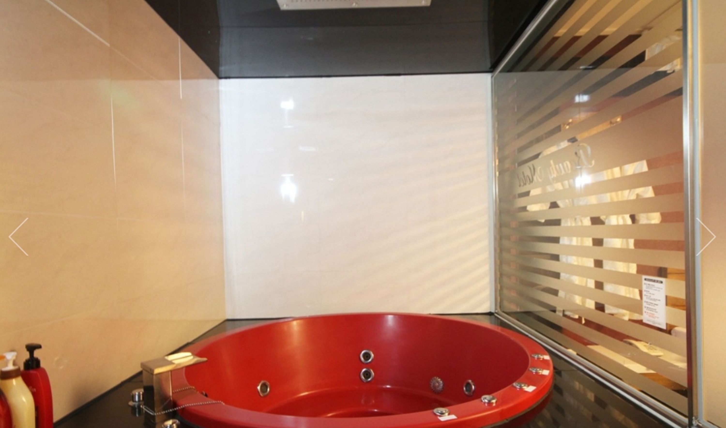 suite | deep-soaking bathtub