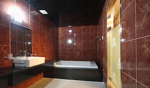 Habitación estándar | Baño | Bañera y ducha independientes y bañera profunda