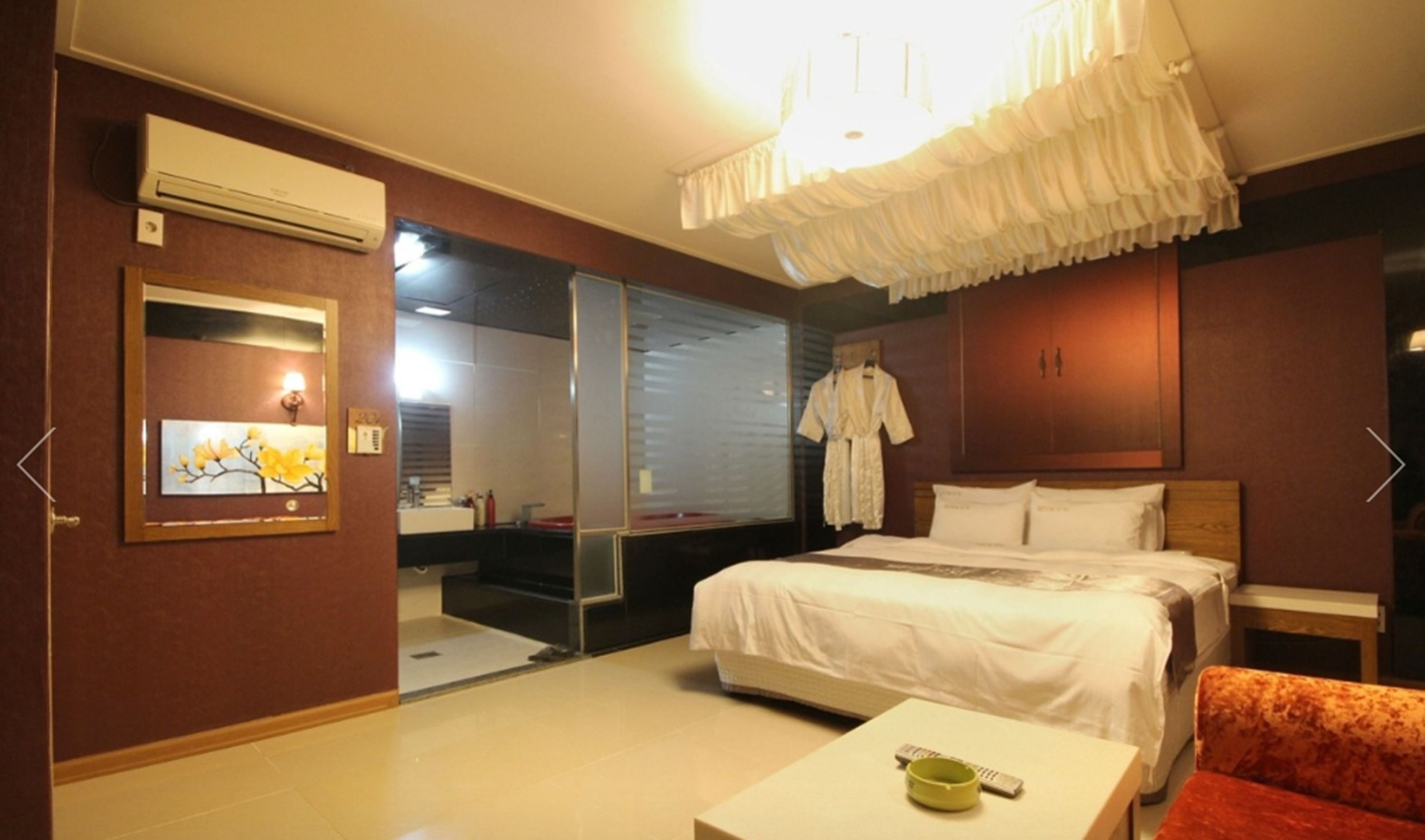 suite | free wifi, bed sheets