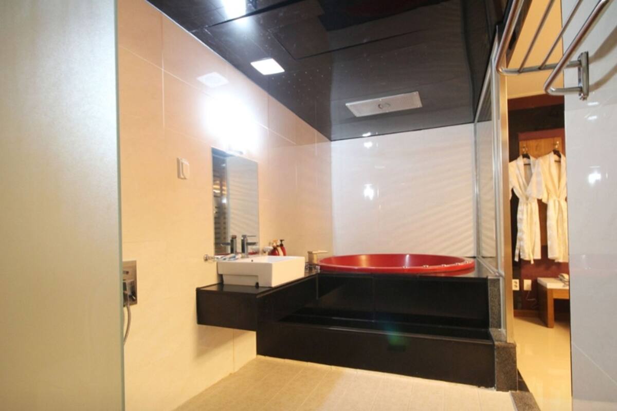 suite | bathroom | separate bathtub and shower, deep-soaking bathtub, free toiletries