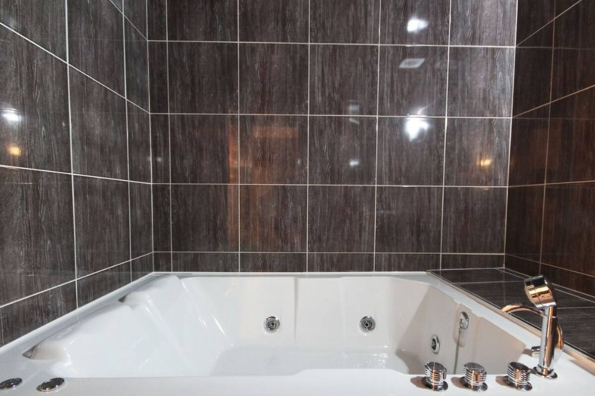 standard room | bathroom | separate bathtub and shower, deep-soaking bathtub, free toiletries