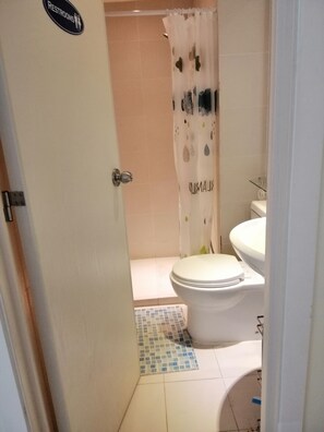 Shower, free toiletries, towels