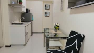 Full-size fridge, microwave, oven, stovetop