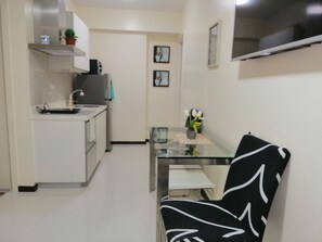 Full-size fridge, microwave, oven, stovetop - Maui1408 (Parañaque)