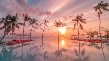 2 bares, bar junto a la piscina