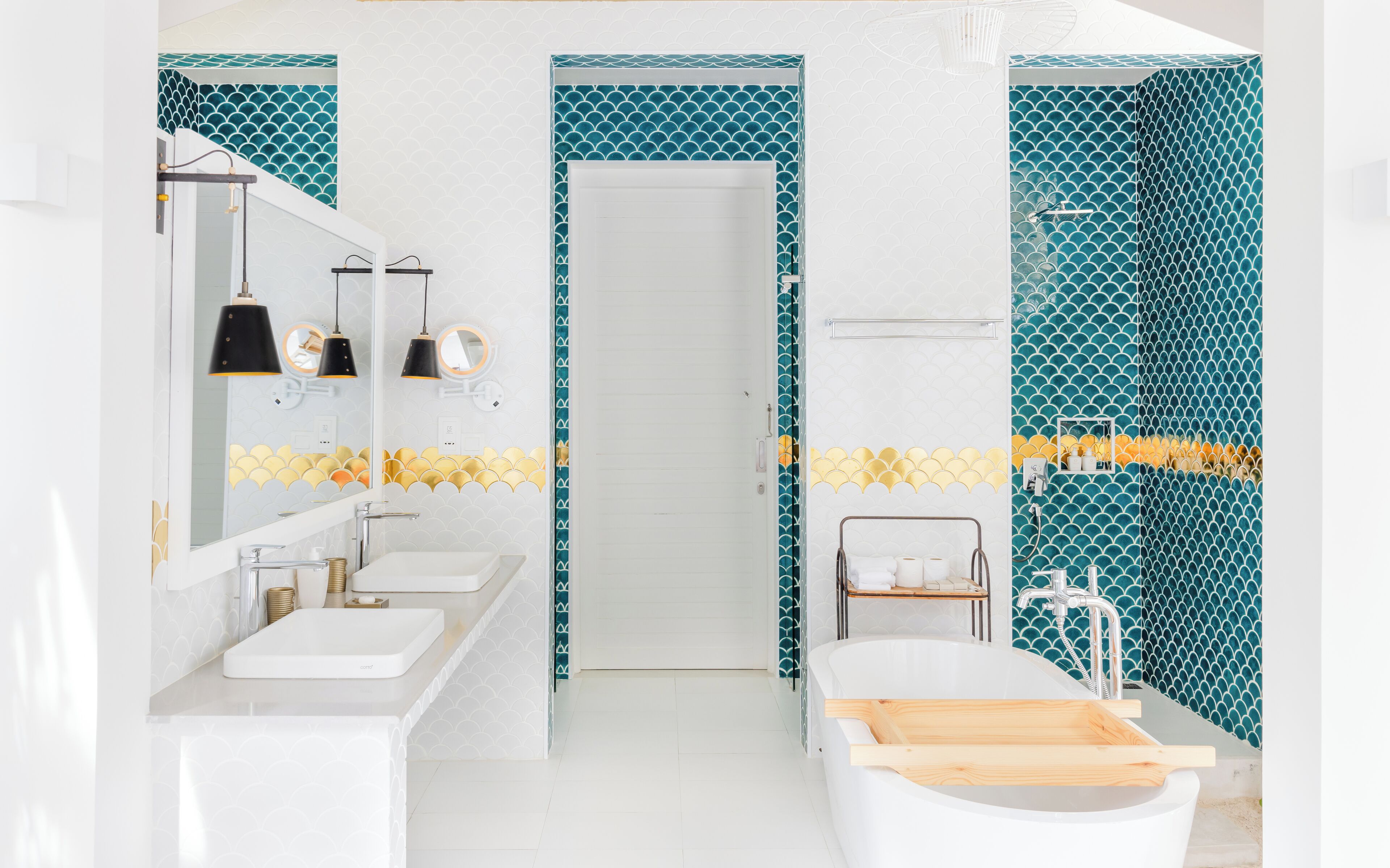 Un baño moderno con dos lavamanos, una bañera y una ducha.
