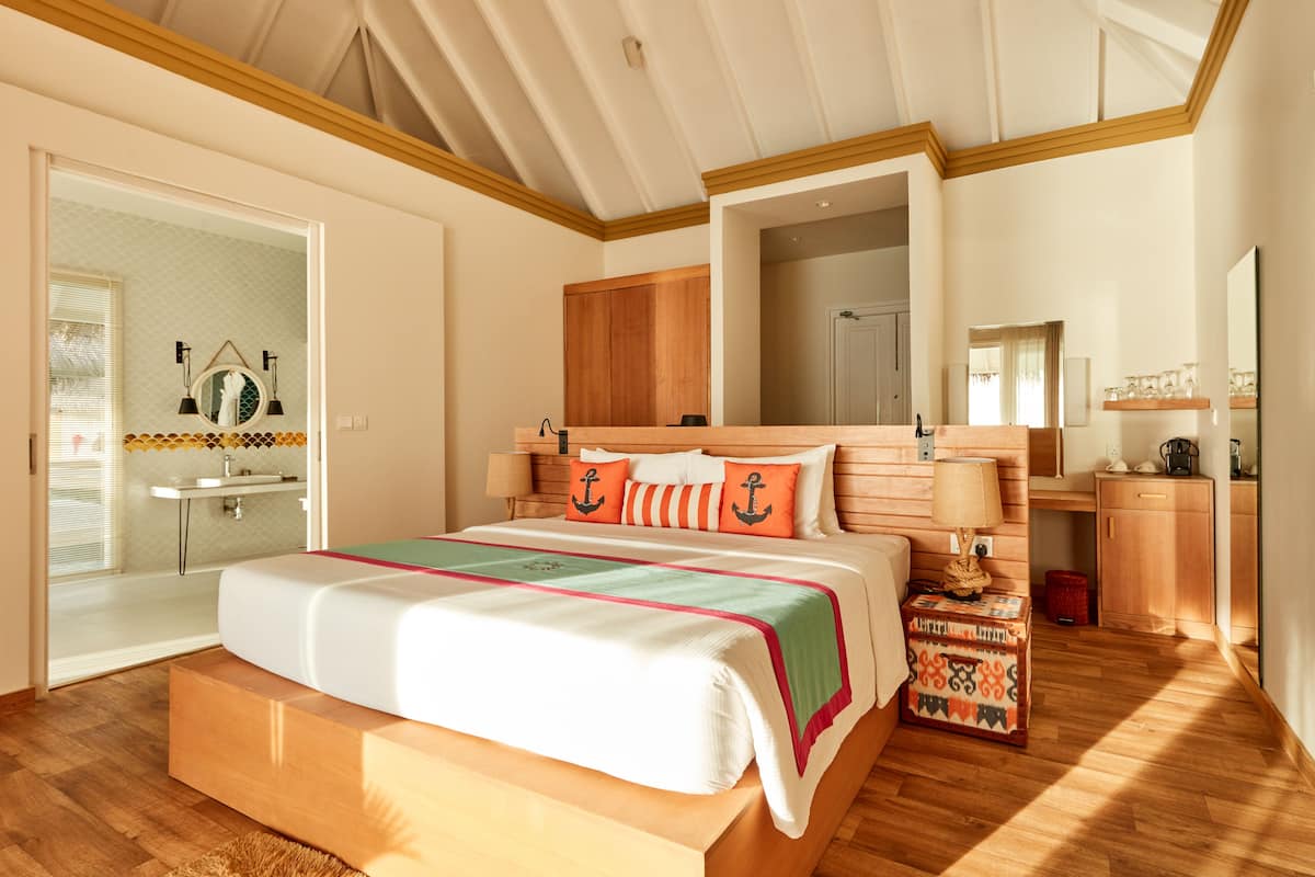 1 bedroom, Egyptian cotton sheets, premium bedding, down comforters