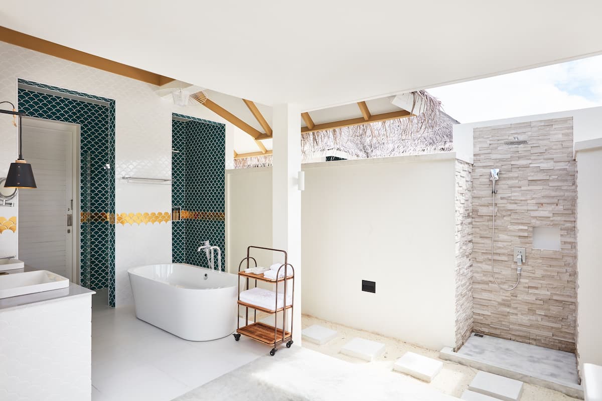 separate bathtub and shower, rainfall showerhead, free toiletries