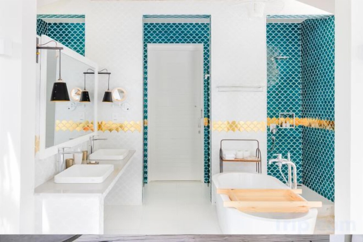 Bathroom | Separate tub and shower, rainfall showerhead, free toiletries