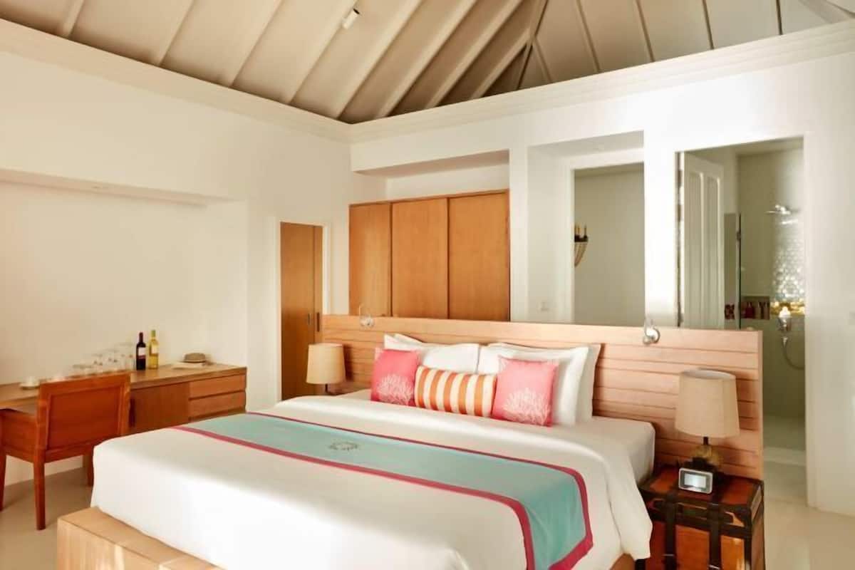 1 bedroom, Egyptian cotton sheets, premium bedding, down comforters