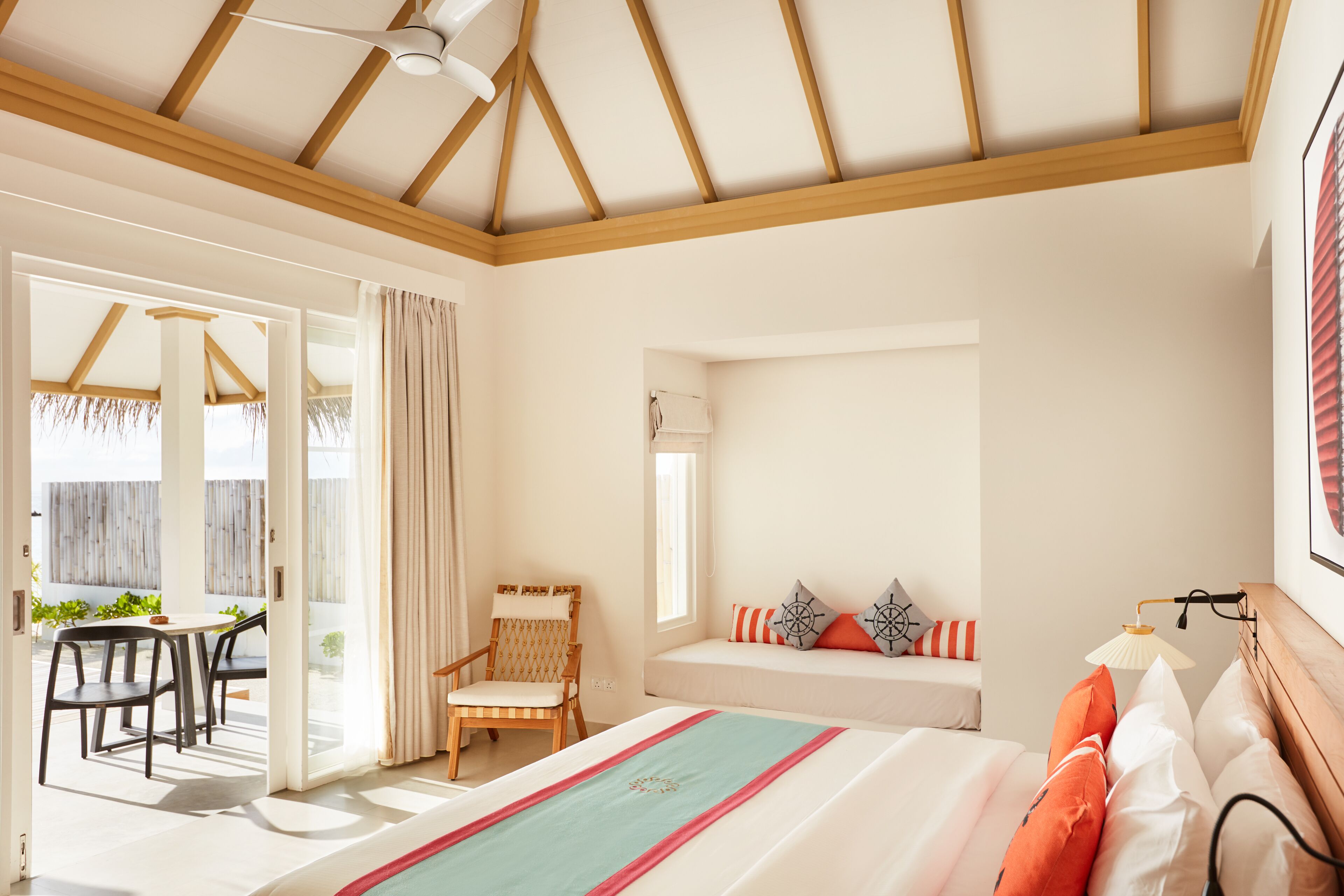 Un dormitorio con cama, una silla, un ventanal y vistas al exterior.