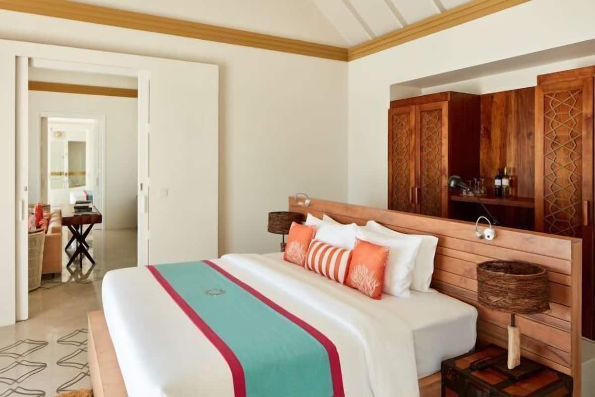 1 bedroom, Egyptian cotton sheets, premium bedding, down comforters