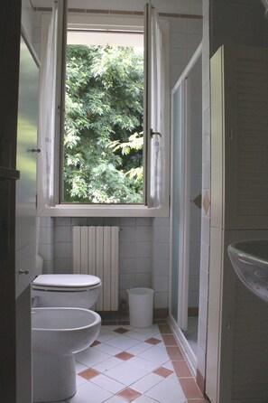 Ensemble douche/baignoire, serviettes fournies