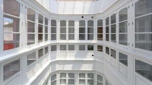 A multi-level room with large windows and a skylight. - Atico de los FRANCESES by Cadiz4Rentals (Cádiz)