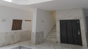 A multi-level interior with a central staircase, white walls, and a marble floor. - Atico de los FRANCESES by Cadiz4Rentals (Cádiz)