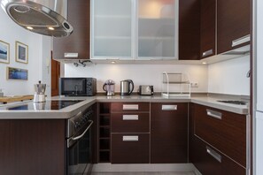 ثلاجة، ميكروويف، فرن، ماكينة لصنع القهوة/الشاي