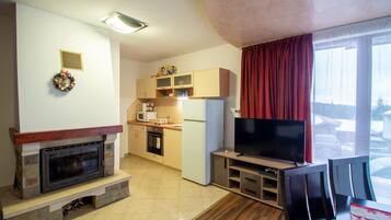 TV, fireplace, video-game console, Netflix