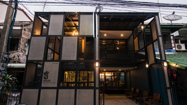 Un edificio moderno con un letrero que dice