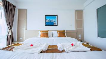 Quarto superior, 1 cama King, geladeira | 1 quarto, cofres nos quartos, individualmente decorados, escrivaninha