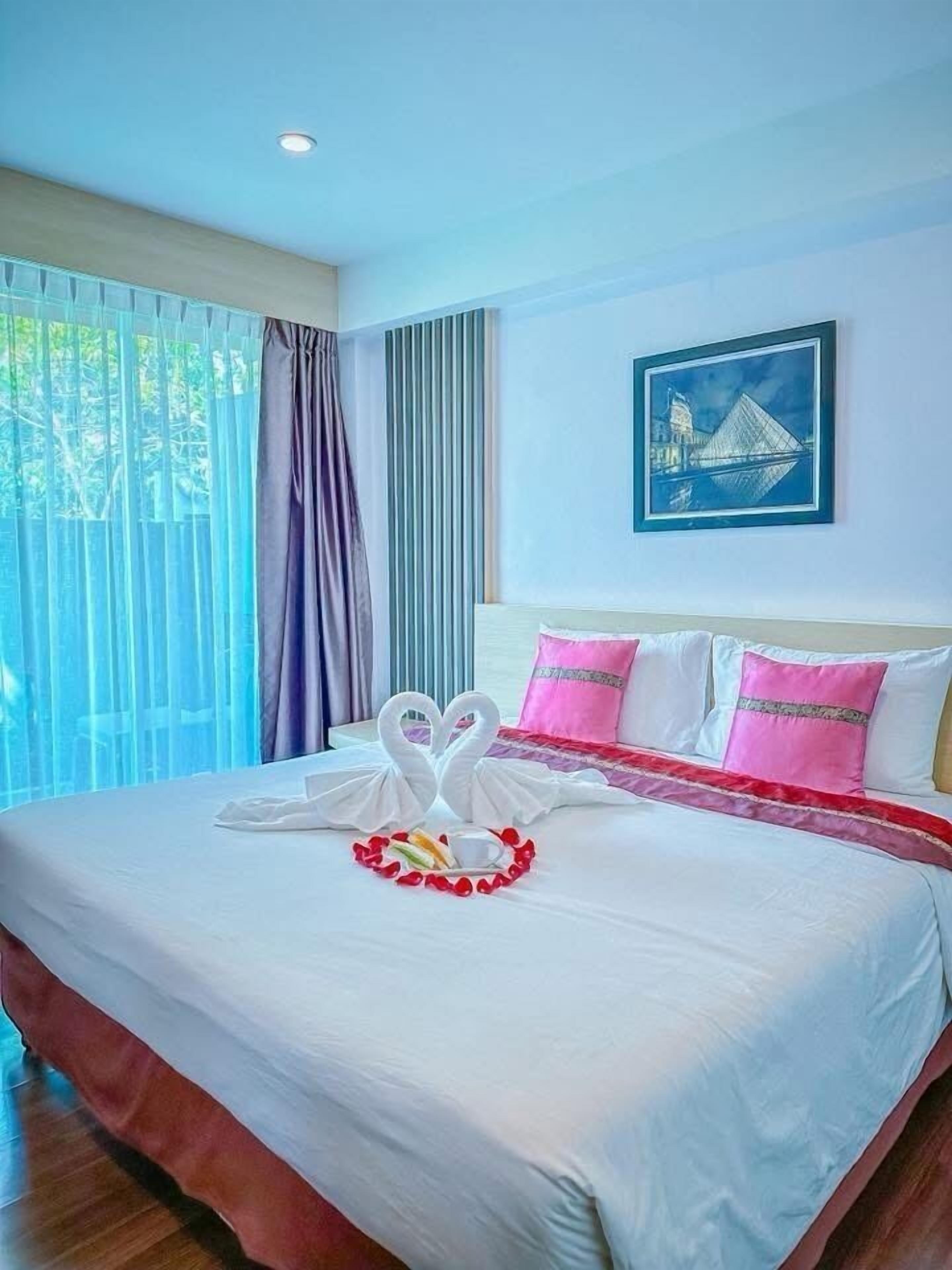 خزنة داخل الغرفة وبديكورات فريدة لكل غرفة ومكتب