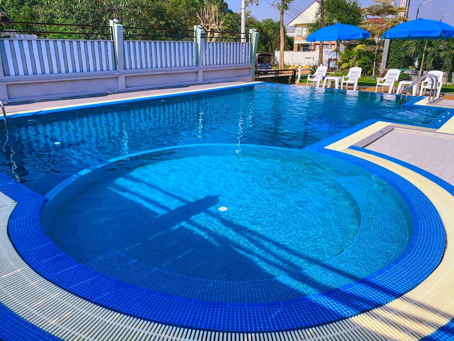 outdoor pool, open 6:00 am to noon, pool loungers