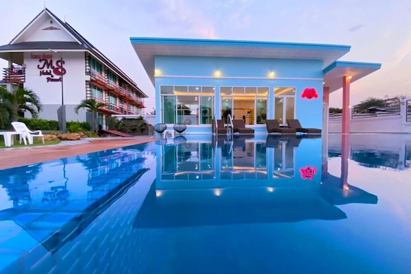 Kolam renang outdoor, dengan kursi berjemur
