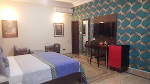 Deluxe Double Room, 1 Katil Raja (King), Refrigerator | Peti besi dalam bilik, meja, Wi-fi percuma 