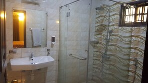 Een bad/douchecombinatie, een bubbelbad, gratis toiletartikelen