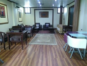 Lobby-lounge