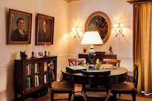 Library - Casa de Santiago (Santiago do Cacém)